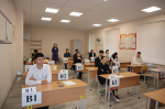 Выпускники 11-х классов сдают ЕГЭ по обществознанию и физике