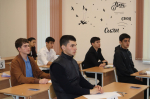 Выпускники 11-х классов сдают ЕГЭ по обществознанию и физике