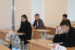 Выпускники 11-х классов сдают ЕГЭ по обществознанию и физике